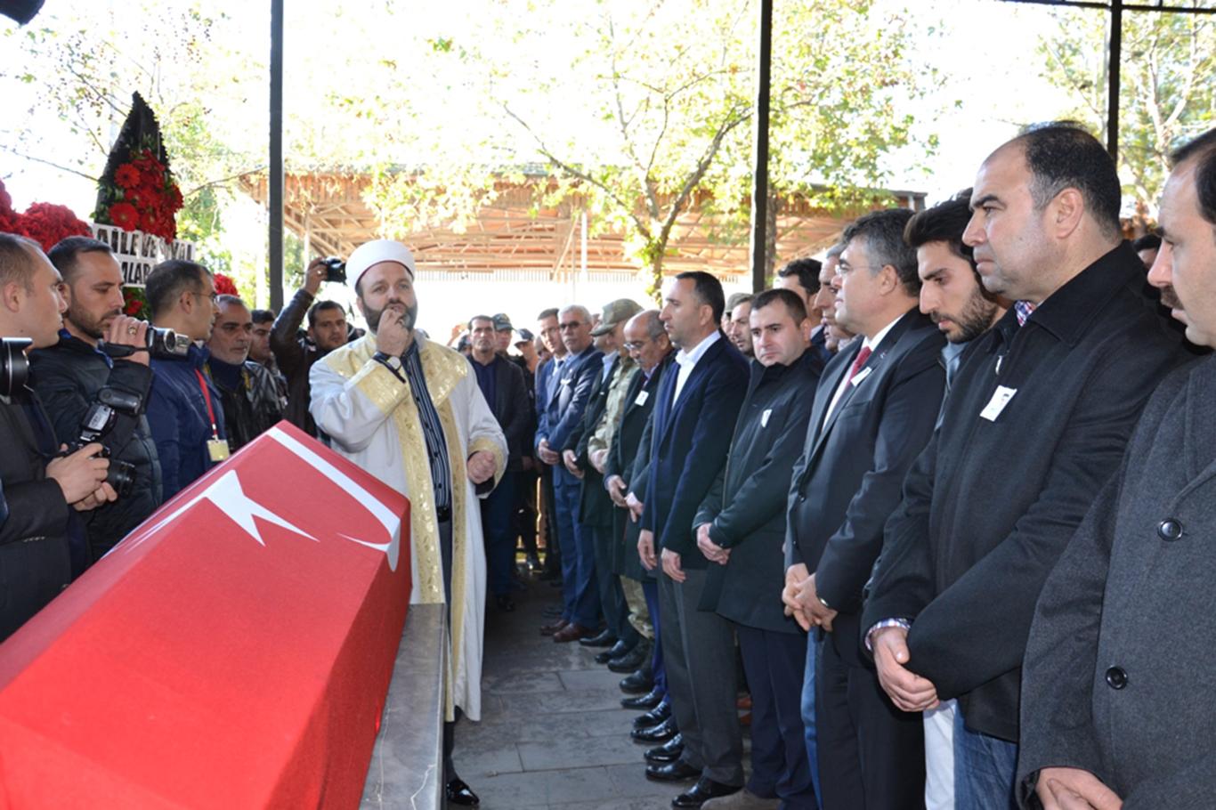 İstanbul’daki saldırıda katledilen polis defnedildi İstanbul’daki saldırıda katledilen polis defnedildi